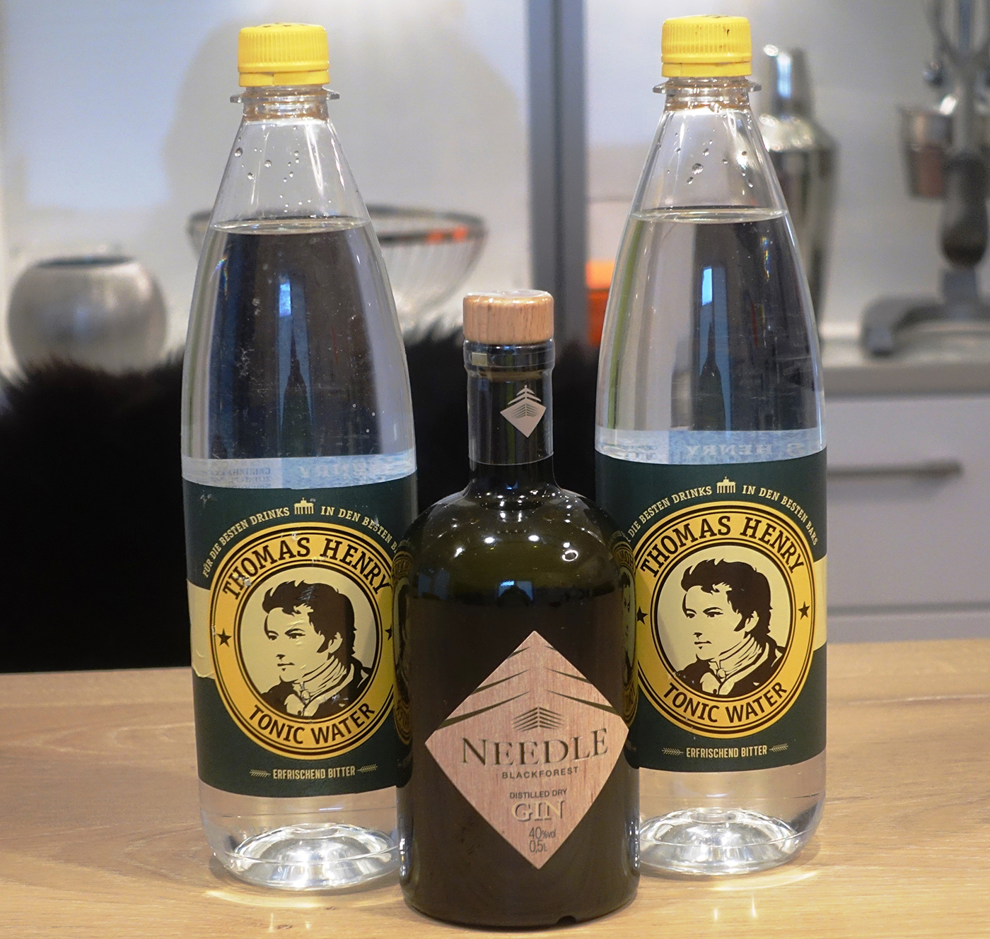 Schwarzwald Gin, 40 %, 0,5l sowie 2 Liter Thomas Henry Tonic Water